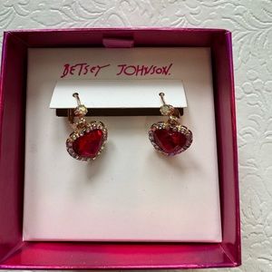 BETSEYS BEST STONE HEART DROP RED EARRINGS